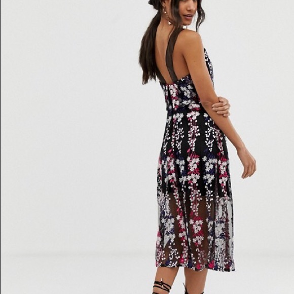 HOST PICK 💝 Embroidered Floral Maxi Dress - Picture 3 of 4